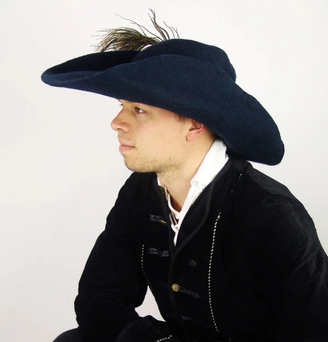 Sophisticated Wool Renaissance Hat with Plume – Refinement Meets Historical Design